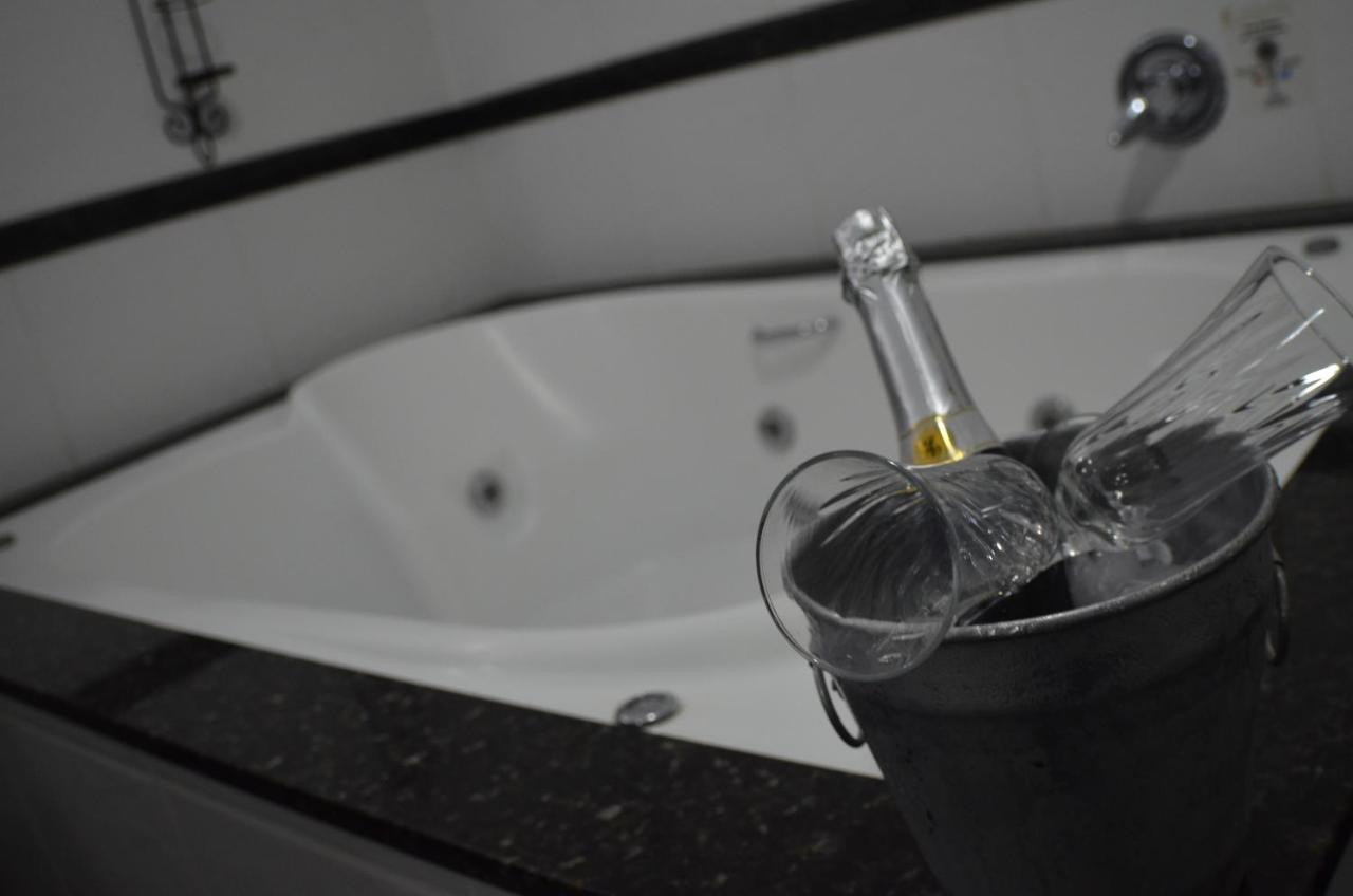 Constantino Hotel E Eventos Juiz de Fora Ngoại thất bức ảnh A bottle of champagne in a champagne bucket